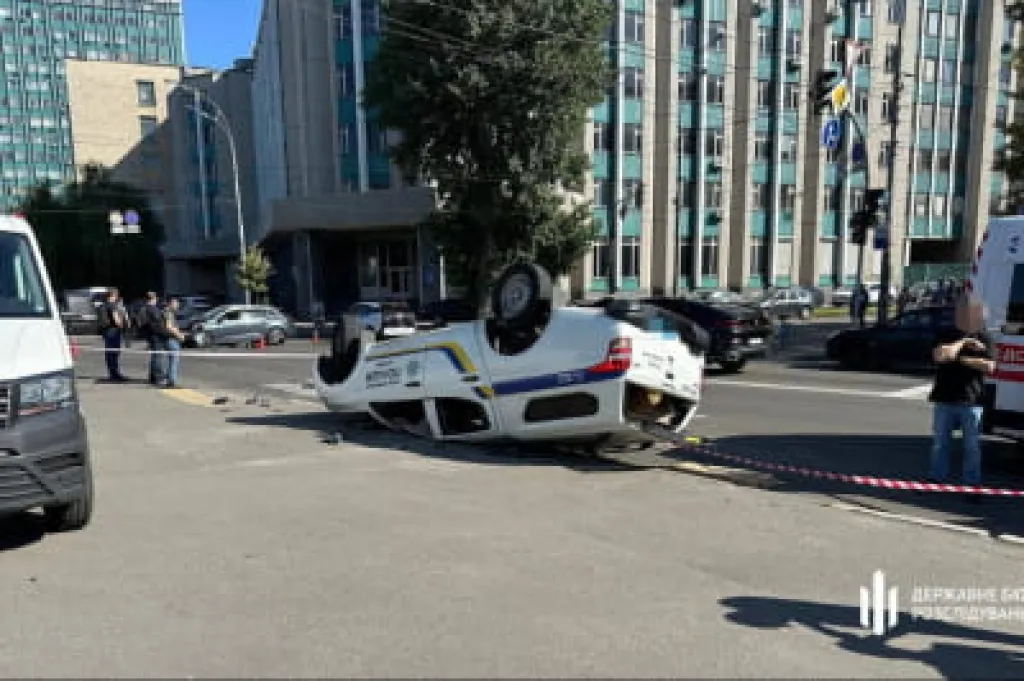 У центрі Києва поліцейське авто потрапило в смертельну ДТП: загинула правоохорониця