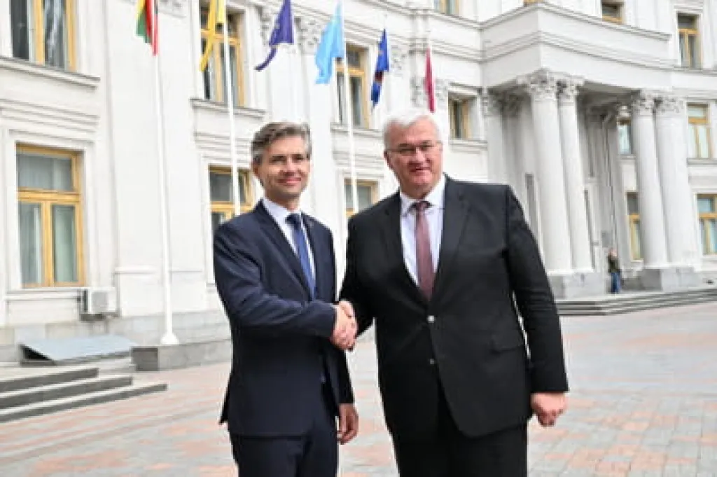 Новий пакет санкцій має вдарити по «Роснефті» та «Лукойлу» – глава МЗС Литви під час візиту до Києва