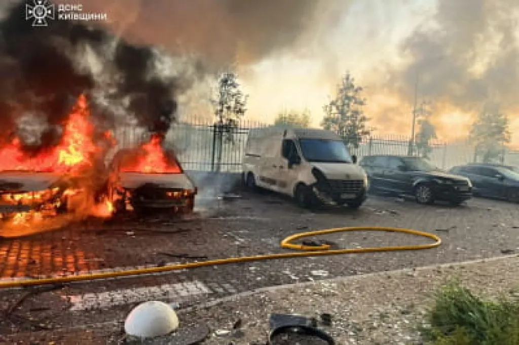 Наслідки обстрілу Київщини: горіли автомобілі та житловий будинок