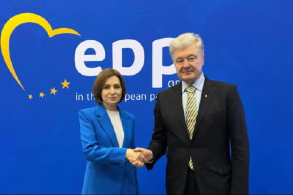 Порошенко привітав Майю Санду та партію “Дія і солідарність” із перемогою на виборах у Молдові