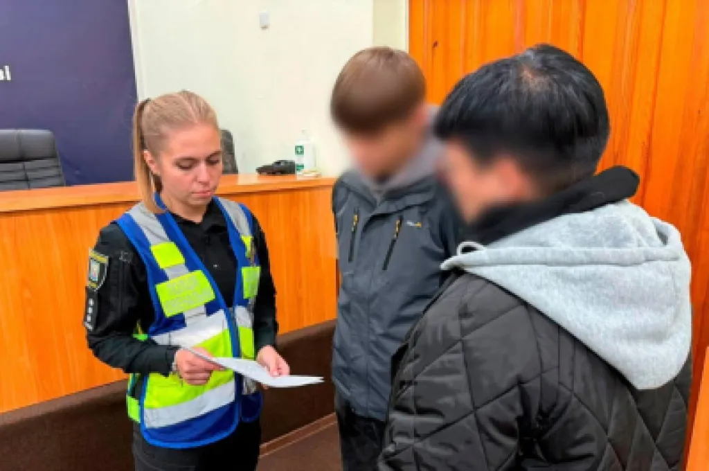 У Києві на дитячому майданчику троє підлітків побили школяра: правоохоронці розшукали причетних
