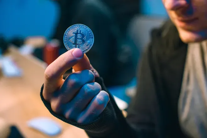 Bitcoin впав до семимісячного мінімуму: що спричинило падіння на крипторинку