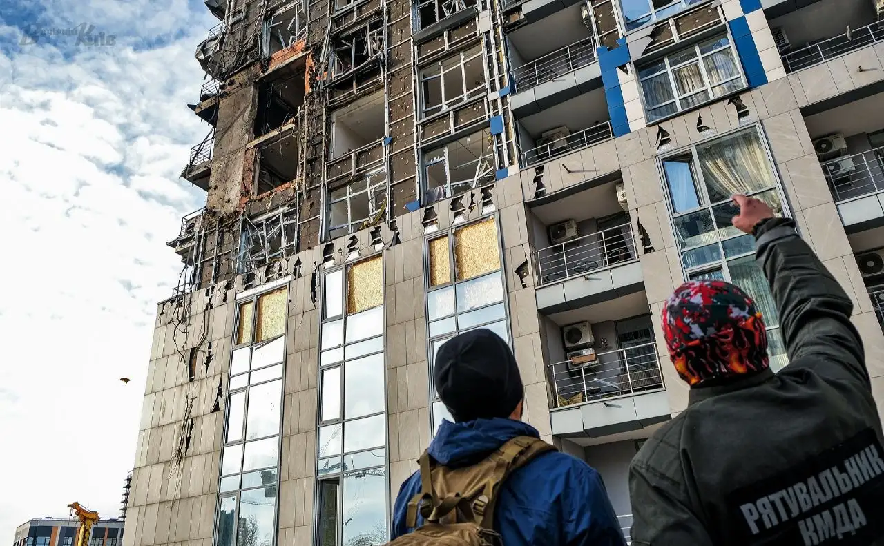 У Печерському районі тривають відновлювальні роботи після ракетного обстрілу