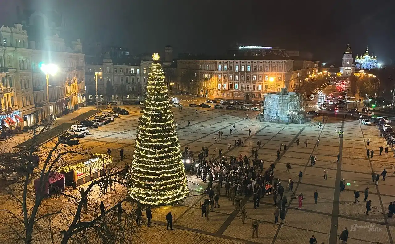 У Києві урочисто запалили головну ялинку країни