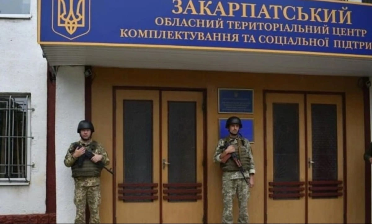 Обшуки в Закарпатському військкоматі: у керівника виявили сотні тисяч доларів