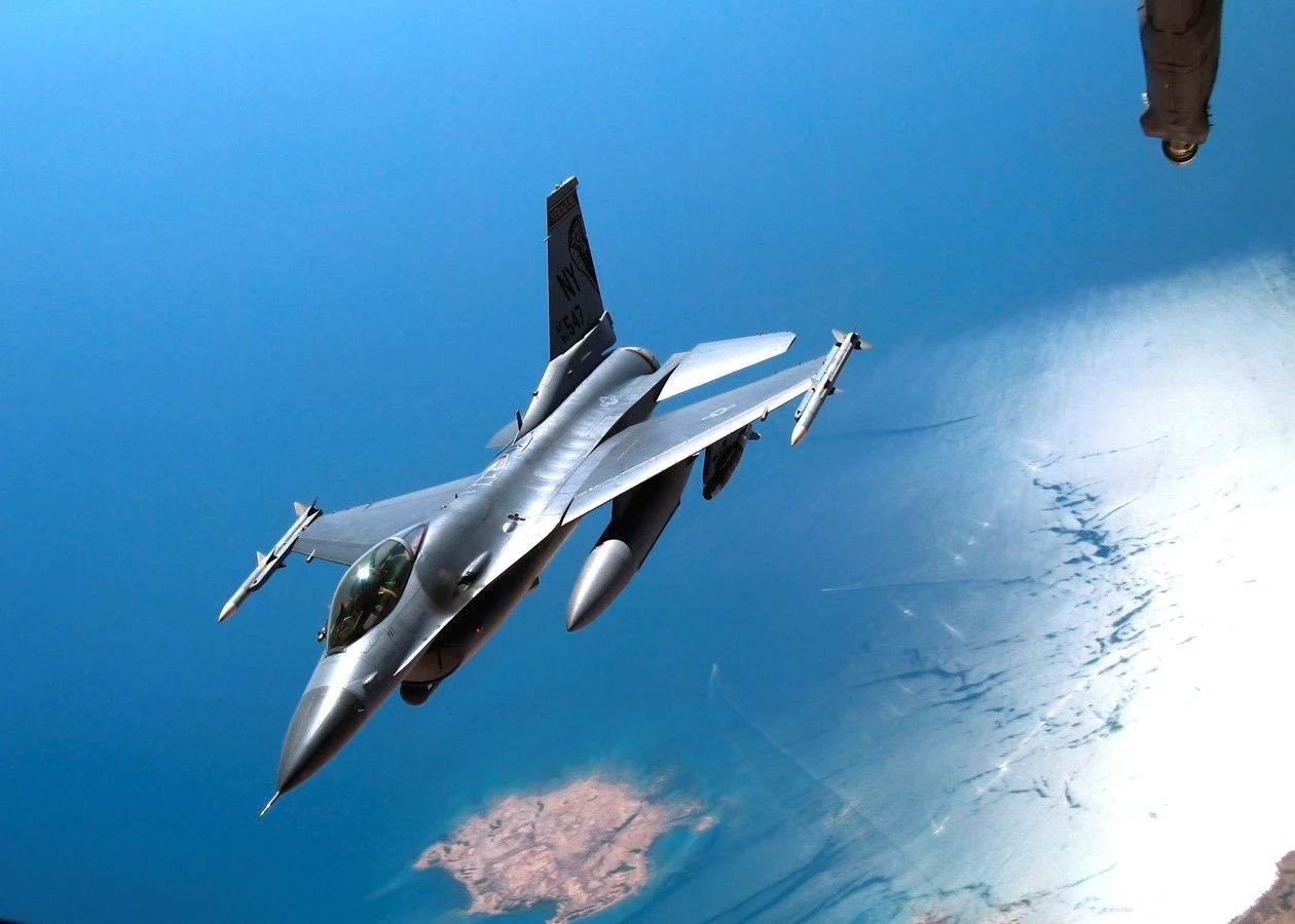 На Тайвані зник F-16 під час нічних навчань: триває пошук пілота