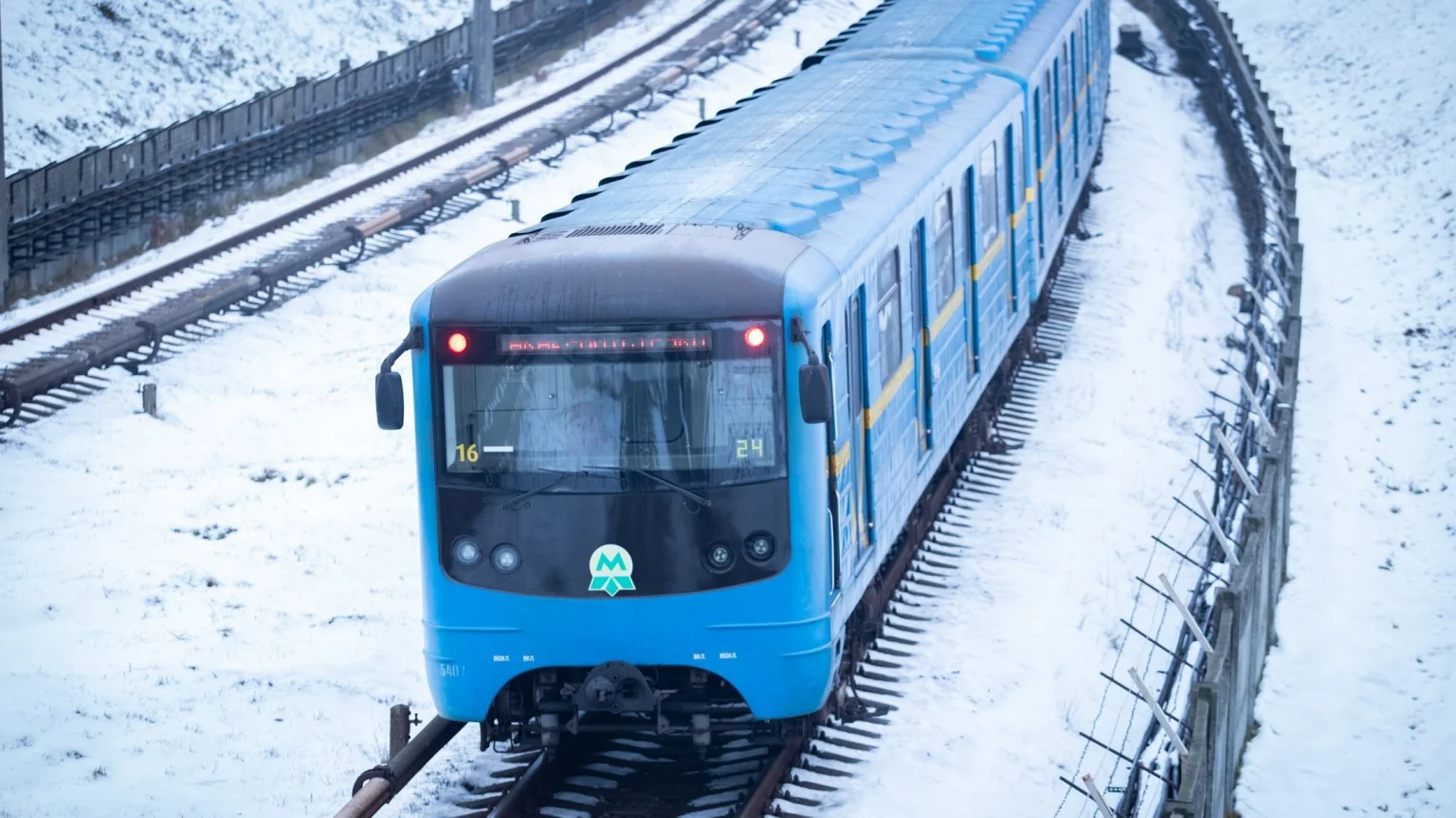 Нічний удар по столиці: метро на лівий берег з перебоями, електротранспорт зупинений