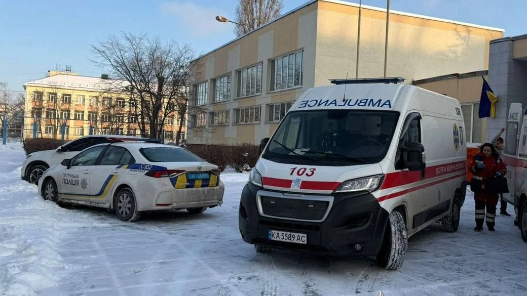 Ранковий інцидент у столичній школі: учень поранив вчительку та школяра