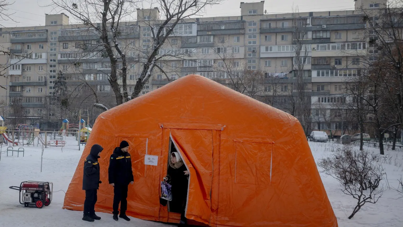 Битва за тепло: понад тисячу фахівців цілодобово реанімують енергосистему Києва