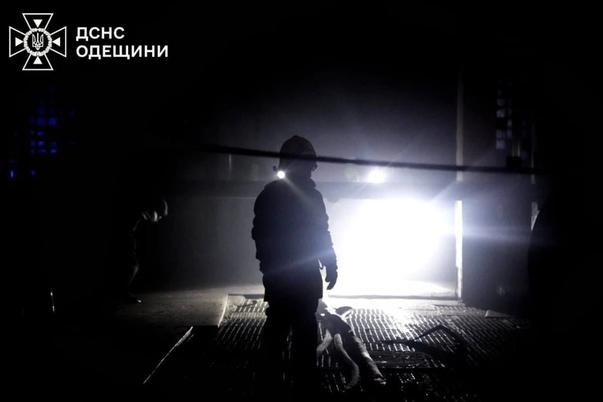 Нічна атака на Одесу: рятувальники ліквідували пожежу на промисловому об’єкті