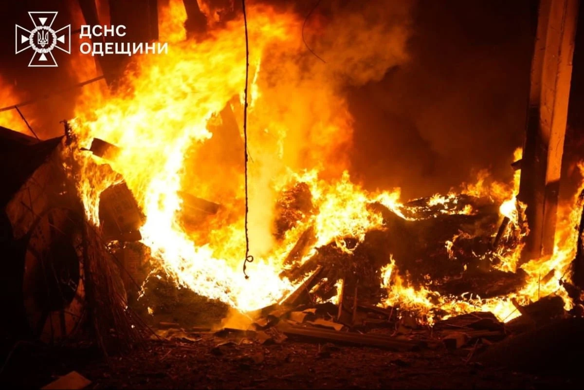Нічна атака на Одесу: рятувальники ліквідували пожежу на промисловому об’єкті