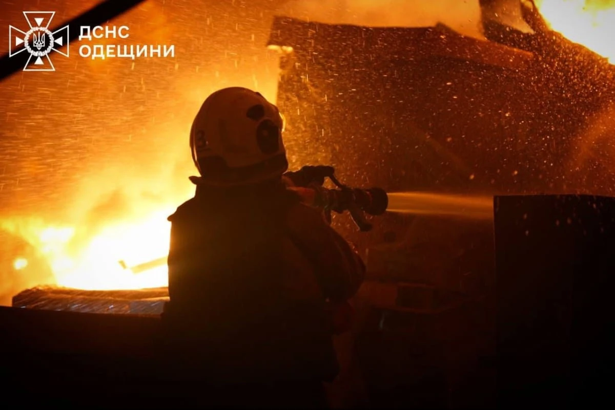 Нічна атака на Одесу: рятувальники ліквідували пожежу на промисловому об’єкті