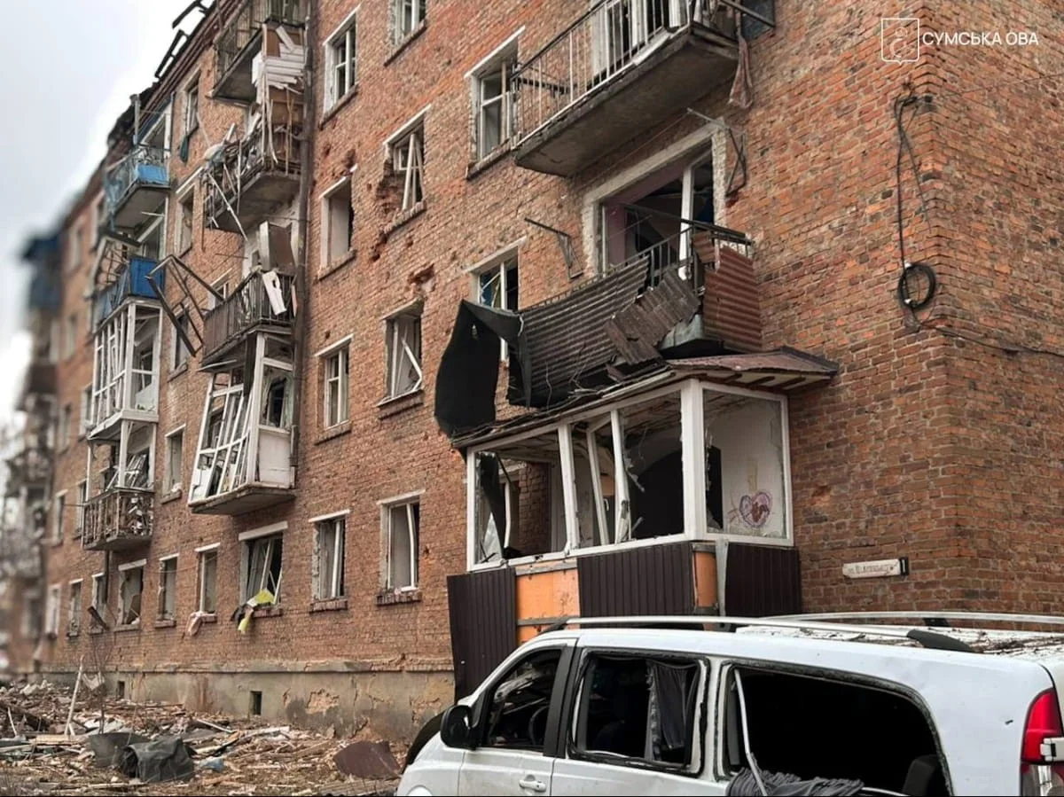 Російська авіація вдарила по гуртожитку в Глухові: серед поранених є дитина