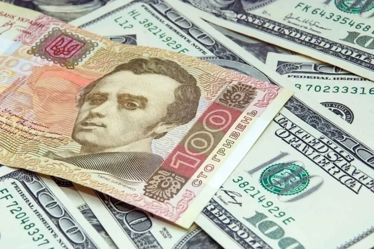 Зміна валютних пріоритетів: чому у квітні долар стає вигіднішим за євро