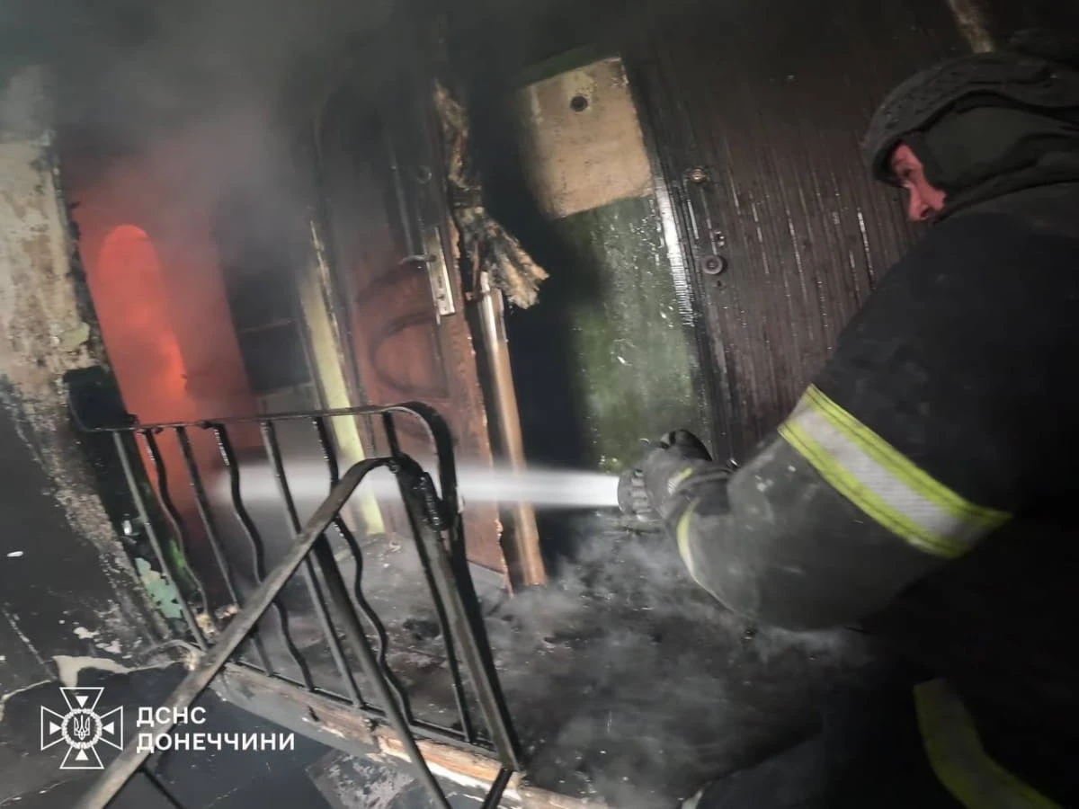 Російський авіаудар по Дружківці забрав життя людини: рятувальники гасили масштабну пожежу в п’ятиповерхівці