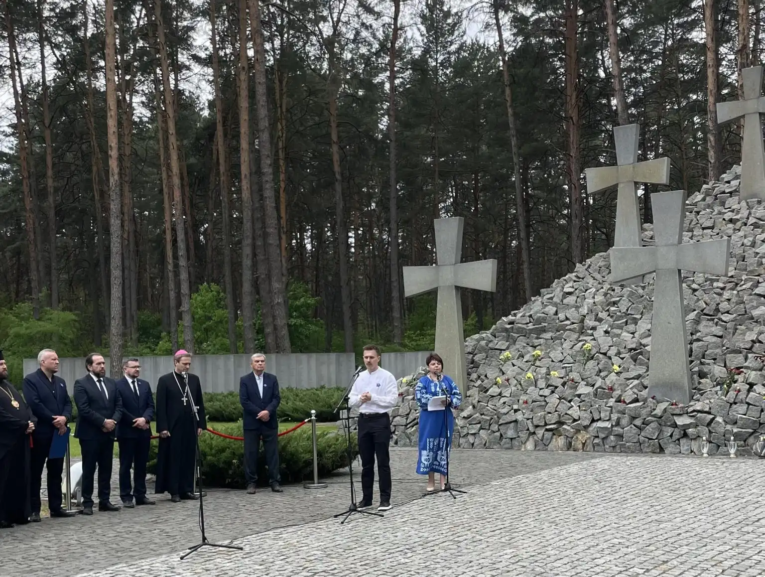 Терор крізь покоління: у Биківні згадали жертв сталінських розстрілів під звуки сучасної ППО