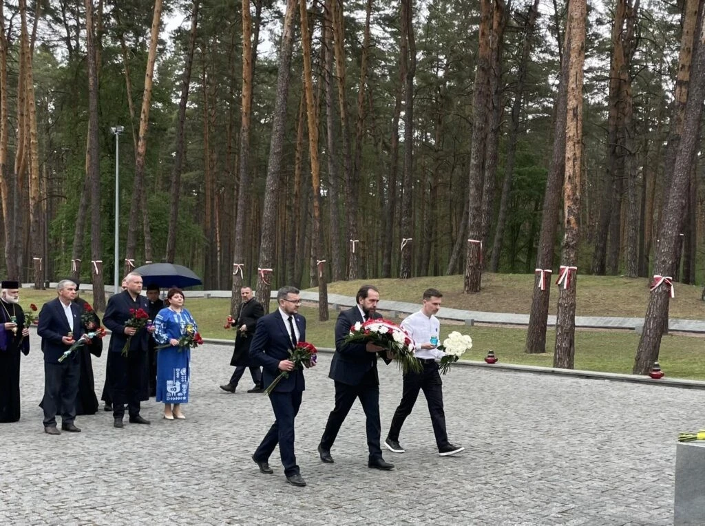 Терор крізь покоління: у Биківні згадали жертв сталінських розстрілів під звуки сучасної ППО