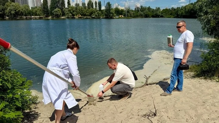 Забруднення озера Небреж: фахівці перевіряють версії про небезпечні скиди у водойму